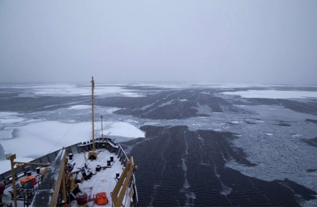 Una vista desde un barco del Océano Ártico en octubre de 2015, cuando la superficie del océano comienza a congelarse. En enero, cuando ocurrió el ciclón masivo de 2022, grandes secciones del Océano Ártico estarían cubiertas por una capa de hielo marino.