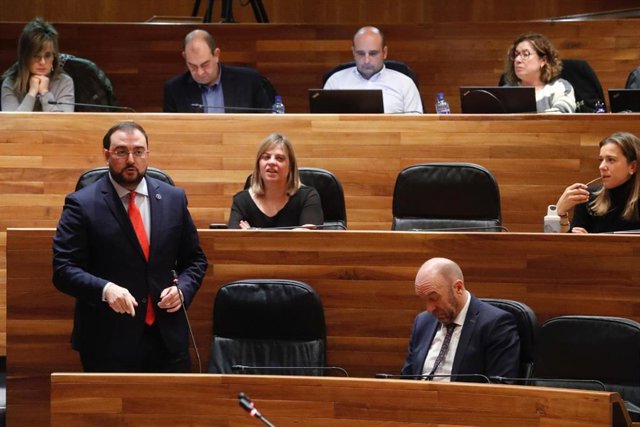 Adrián Barbón en la Junta General.