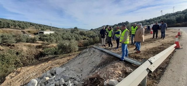 La delegada territorial de Fomento en la provincia de Sevilla, Susana Cayuelas, ha visitado los trabajos de reparación del puente de la carretera A-406 en El Saucejo.