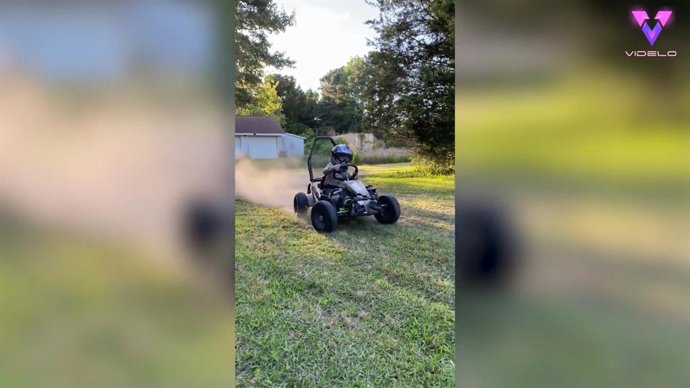 Este chico es una joven promesa del automovilismo: con cuatro años ya pilota su propio kart