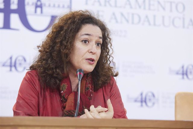 La portavoz del Grupo Por Andalucía, Inmaculada Nieto, durante la ronda de ruedas de prensa de portavoces de los grupos parlamentarios con motivo de la reunión de la Mesa y de la Junta de Portavoces en el Parlamento de Andalucía, a 30 de noviembre de 2022