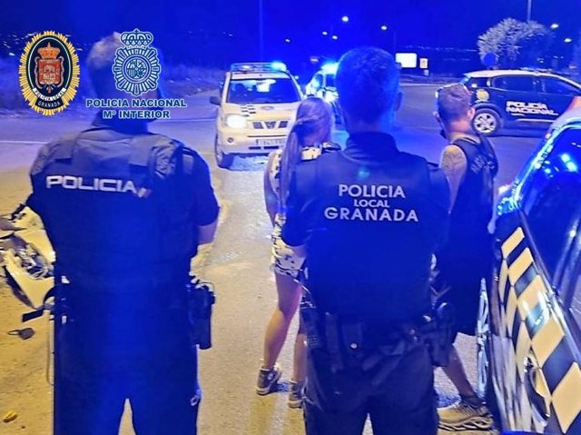 Agentes de la Policía Nacional y la Policía Local de Granada