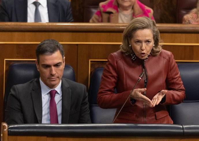 La vicepresidenta primera y ministra de Asuntos Económicos y Transformación Digital, Nadia Calviño, interviene durante una sesión plenaria en el Congreso de los Diputados, a 30 de noviembre de 2022, en Madrid (España). La Junta de Portavoces del Congres