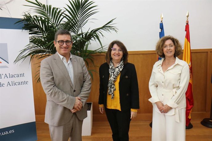 Firma del convenio entre la UA y Vithas