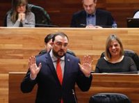 Barbón reivindica, ante Ciudadanos, la educación pública que es la que llega "donde la privada no quiere llegar"