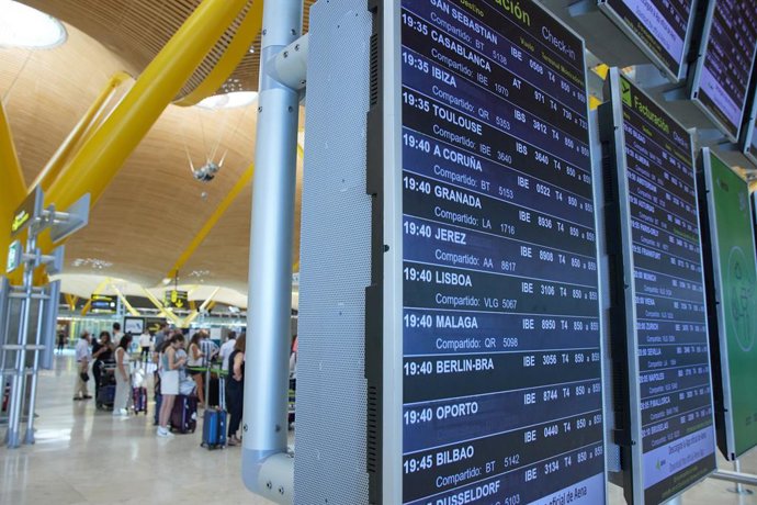 Archivo - Paneles de facturación en la terminal T4 del aeropuerto Adolfo Suárez Madrid-Barajas, a 11 de julio de 2022, en Madrid (España).  
