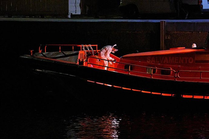 Archivo - Una persona de Salvamento marítimo en una lancha en el Puerto de Gran Tarajal, a 2 de febrero de 2022, en Fuerteventura, Islas Canarias (España). Salvamento Marítimo ha rescatado a unos 200 inmigrantes, entre ellos ocho menores, que viajaban a