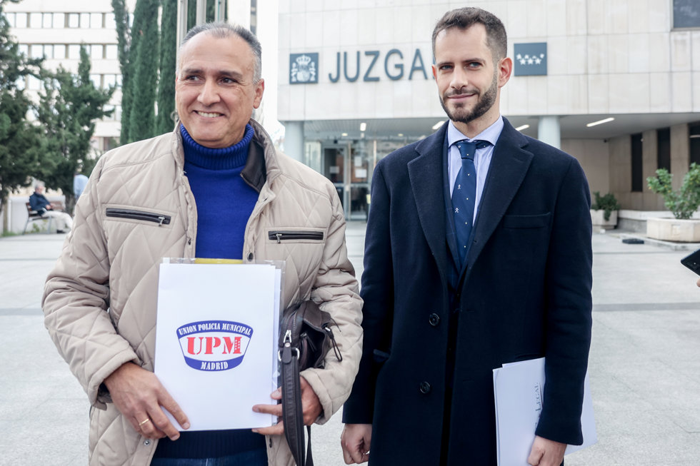 El secretario general de UPM, Jaime Johnson y el abogado de la acusación, el sindicato Unión de la Policía de Madrid (UPM), Tomás González  