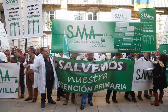 Médicos andaluces se han concentrado este miércoles ante la Delegación de Salud de la Junta de Andalucía en Málaga para exigir la mejora de las condiciones asistenciales.