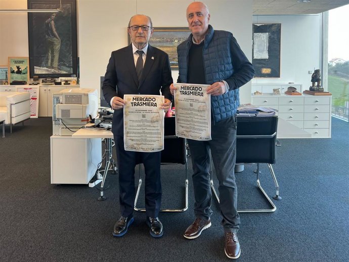 El consejero de Industria, Turismo, Innovación, Transporte y Comercio, Javier López Marcano, y el alcalde de Riotuerto, Alfredo Madrazo