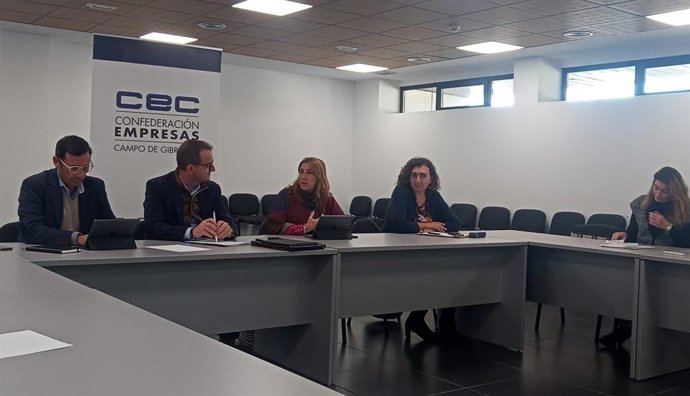 Inmaculada Olivero y Javier Rodríguez Ros con la Confederación de Empresarios en el Campo de Gibrtaltar.