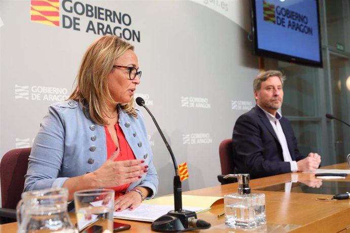 Los consejeros de Presidencia, Mayte Pérez, y Vertebración del Territorio, José Luis Soro.