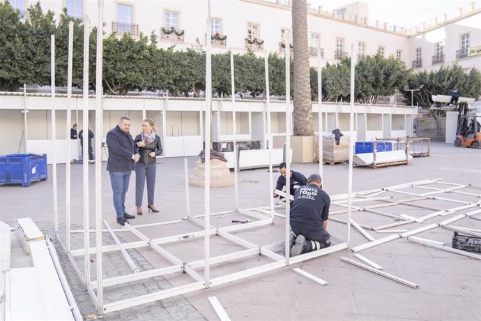 Diego Cruz y María Luisa Cruz visitan el montaje de la feria