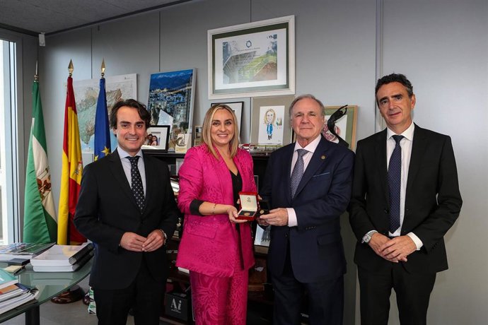 La Junta recibe la medalla de oro al mérito institucional de la Asociación Española de la Carretera