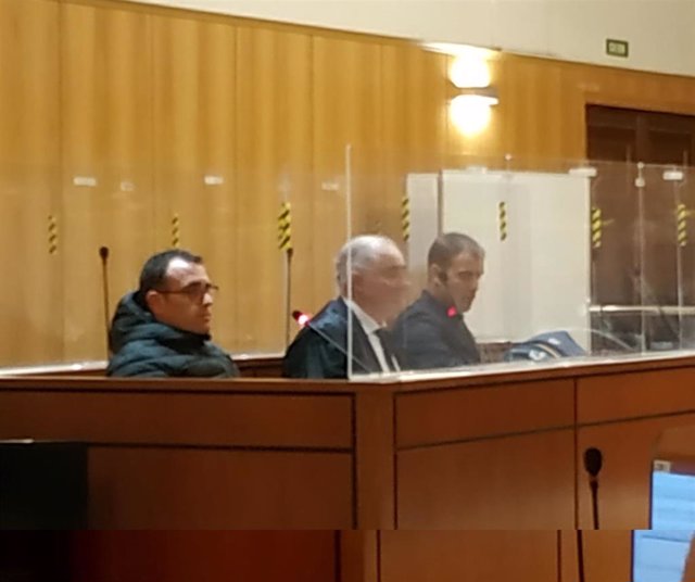 Los dos acusados, entre su abogado, durante la vista celebrada en la Audiencia de Valladolid.