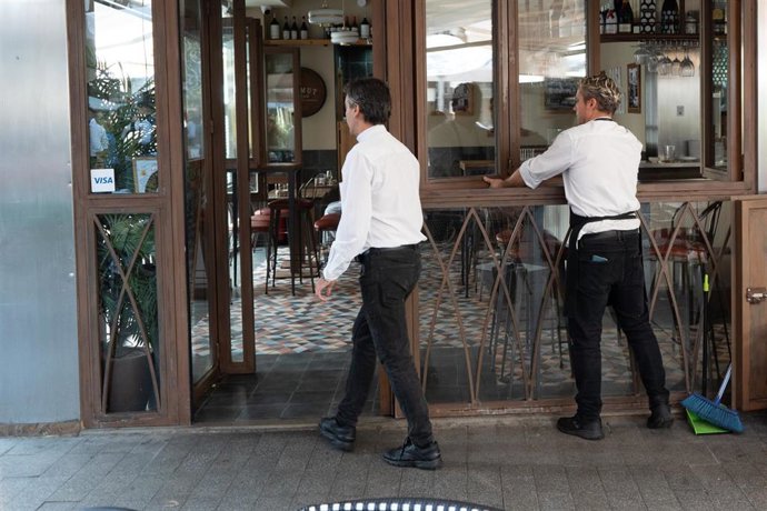Dos camareros en un bar.