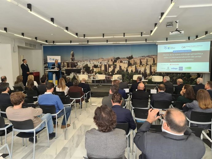 El presidente de la Diputación de Málaga subraya que en este cometido el éxito reside en la colaboración público-privada.