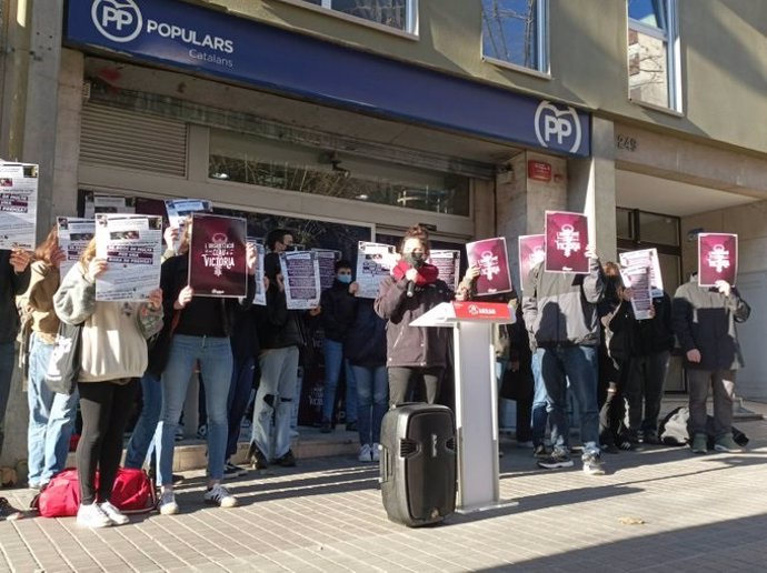 Archivo - Protesta de Arran en la sede del PP catalán en Barcelona.