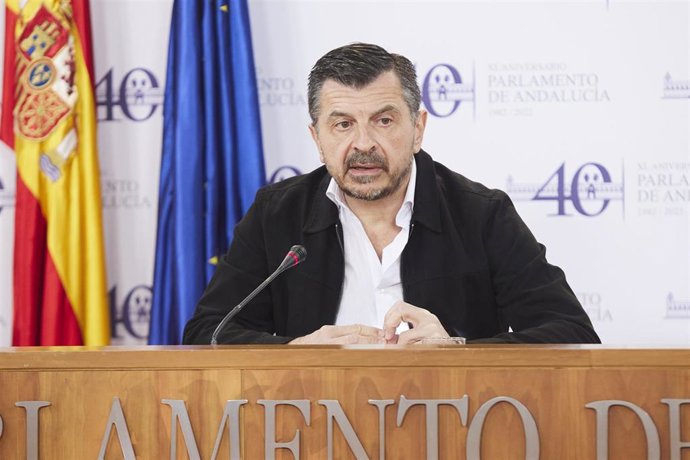 El portavoz del Grupo Parlamentario Popular, Toni Martín, durante la ronda de ruedas de prensa de portavoces de los grupos parlamentarios con motivo de la reunión de la Mesa y de la Junta de Portavoces en el Parlamento de Andalucía, a 30 de noviembre de