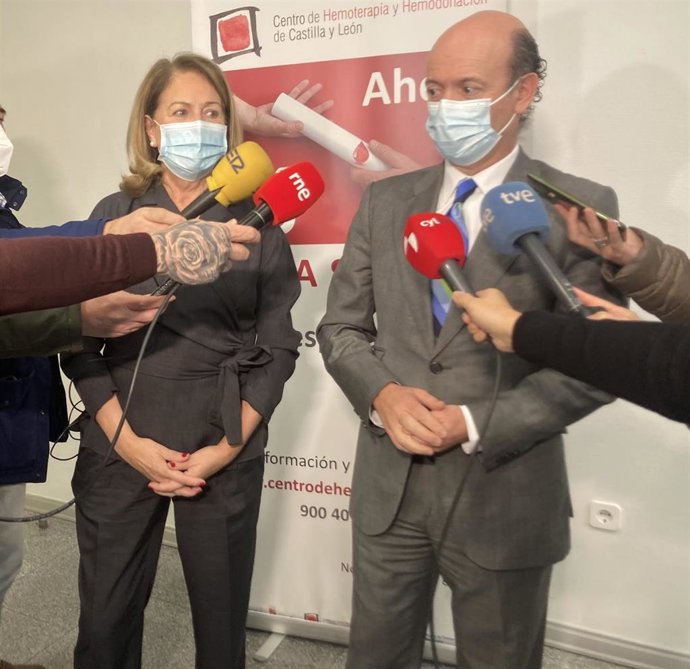 El viceconsejero de Asistencia Sanitaria, Planificación y Resultados en Salud, Jesús García-Cruces Méndez, y la directora del Centro de Hemoterapia y Hemodonación de Castilla y León (Chemcyl), Lydia Blanco Peris.