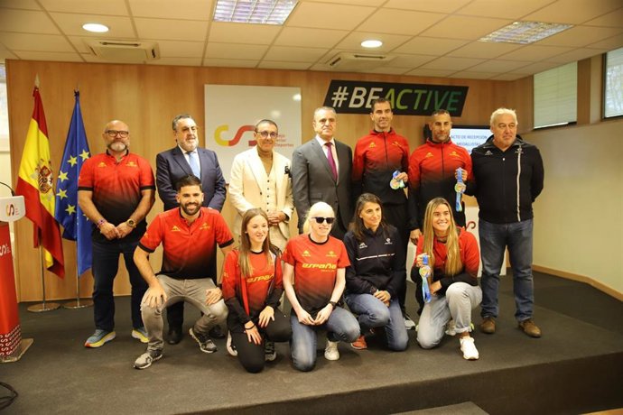 El presidente del CSD, José Manuel Franco, junto a los deportistas Susana Rodríguez, Daniel Molina, Andrea Miguélez, Lionel Morales y Marta Francés.