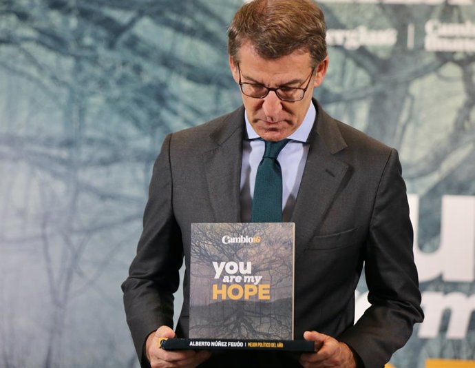 El presidente del Partido Popular (PP), Alberto Núñez Feijóo, con el Premio al Mejor Político, otorgado por la revista Cambio 16, en el Westin Palace, a 30 de noviembre de 2022, en Madrid (España). Los Premios Cambio16 reconocen anualmente a todos los l