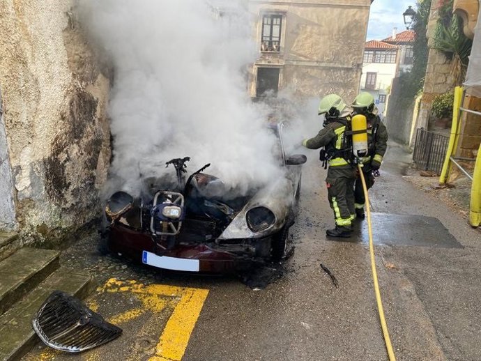 Coche incendiado en Comillas