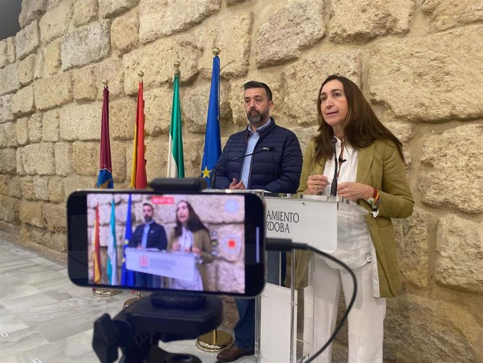 Archivo - La portavoz de Vox en el Ayuntamiento de Córdoba, Paula Badanelli, y el concejal de Vox Rafael Saco.