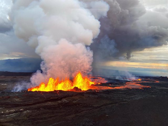 Salida de lava en una de las fisuras abiertas en el volcán Mauna Loa, en Hawái