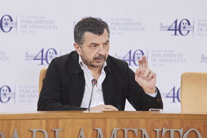 El portavoz del Grupo Parlamentario Popular, Toni Martín, durante la ronda de ruedas de prensa de portavoces de los grupos parlamentarios con motivo de la reunión de la Mesa y de la Junta de Portavoces en el Parlamento de Andalucía, a 30 de noviembre de