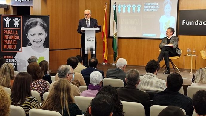 El Defensor de la Infancia y Adolescencia en Andalucía, Jesús Maeztu, y el director general de Save the Children, Andrés Conde, en las jornadas 'Los derechos de la infancia en Andalucía: retos y propuestas'.