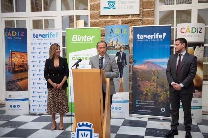 La directora insular de Turismo de Tenerife, Laura Castro, el vicepresidente primero de Diputación de Cádiz, José María Román, y el responsable comercial de la aerolínea Binter, Daniel Rosales.