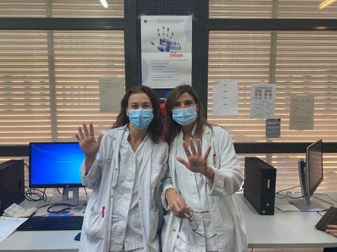 Dos miembros del Servicio de Urgencias del Hospital Son Lltzer.