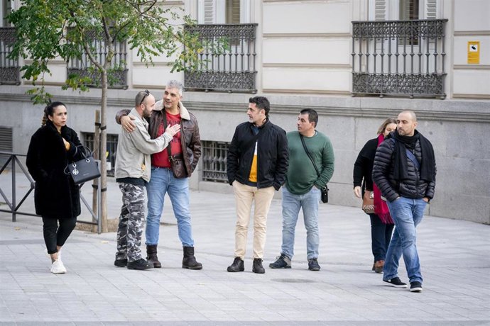 Algunos de los 13 marineros que llevaron a los supervivientes del Villa de Pitanxo a España, a su llegada a la sede de la Audiencia Nacional, a 30 de noviembre de 2022, en Madrid (España). El juez de la Audiencia Nacional que investiga el naufragio de