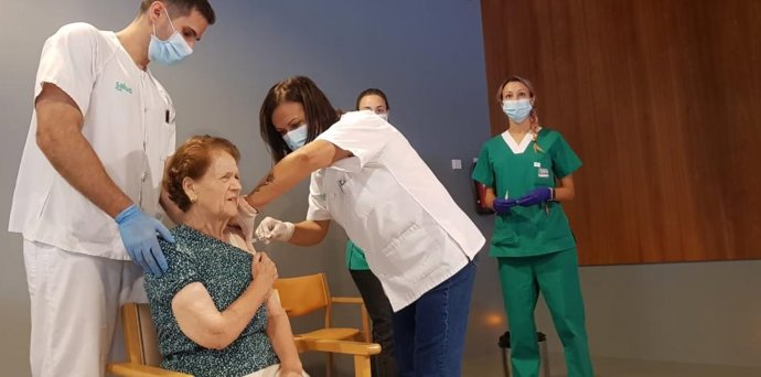 La campaña de vacunación conjunta frente a la gripe y la dosis de recuerdo del virus de la COVID-19 se inició en las residencias de mayores a finales del mes de septiembre.