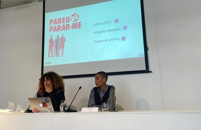 De izquierda a derecha, las redactoras y miembros de SOS Racisme Kaire Ba Dejuan y Úrsula Ruiz