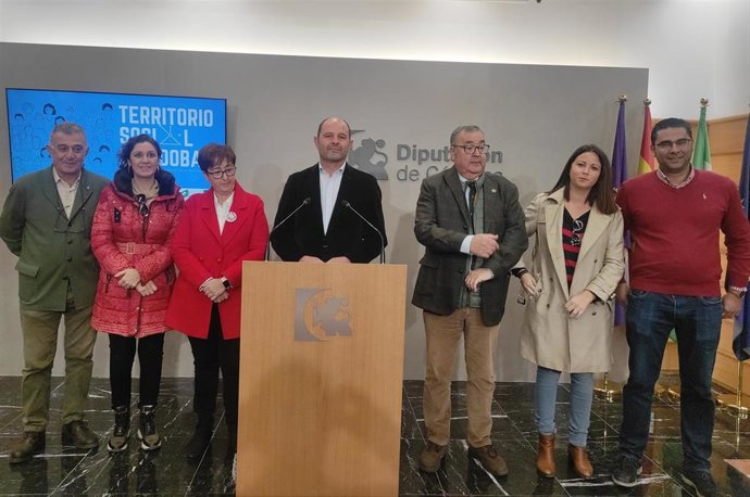 Miguel Ruz (centro), junto a presidentes de mancomunidades implicadas en 'Territorio Social Córdoba'
