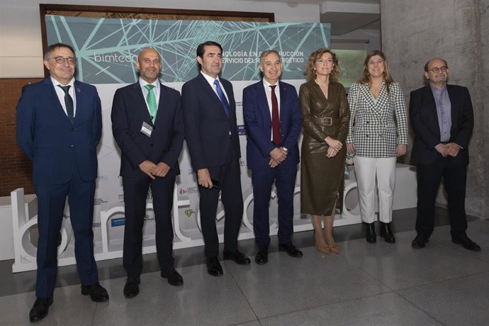 El consejero, tercero por la izquierda, durante la inauguruación de Bimtecnia.