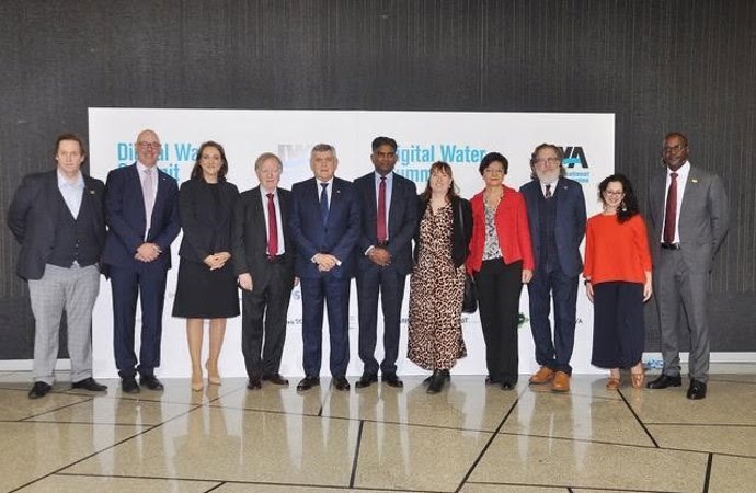 Kepa Odrizola con los participantes en el congreso internacional IWA Digital Water Summit en Bilbao.