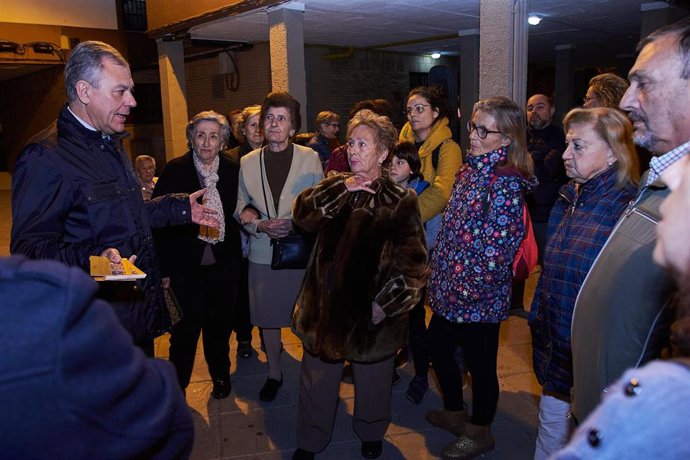 José Luis Sanz, candidato del PP a la Alcaldía de Sevilla, con vecinos de Las Golondrinas.