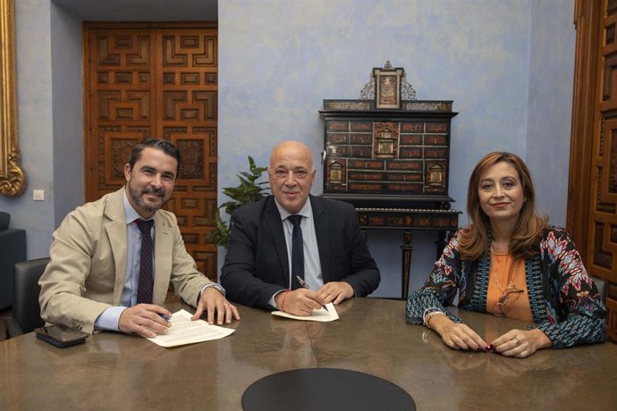 Ruiz (centro), entre Poyato y Cañete, durante la firma del convenio.