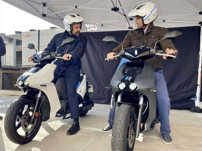 El conseller de Empresa y Trabajo Roger Torrent y el ceo de Ray Electric Motors Iñigo Raventós prueban el modelo Ray 7.7
