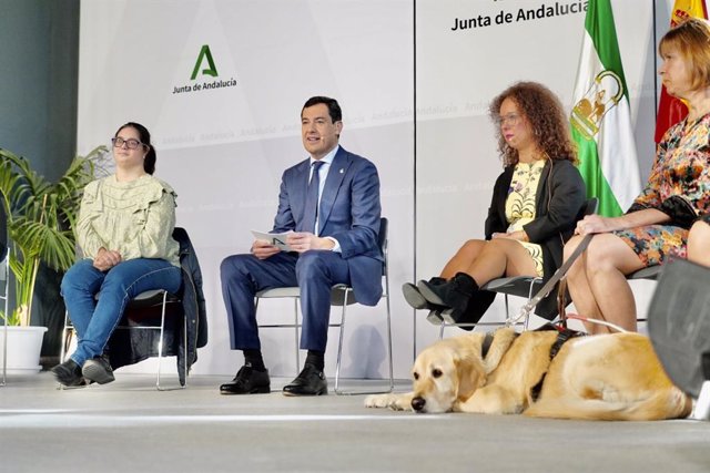 El presidente de la Junta de Andalucía, Juanma Moreno (c) junto a representantes del Comité de Entidades Representantes de Personas con Discapacidad (CERMI-Andalucía) 