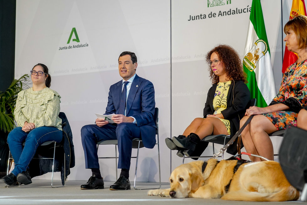El presidente de la Junta de Andalucía, Juanma Moreno (c) junto a representantes del Comité de Entidades Representantes de Personas con Discapacidad (CERMI-Andalucía) 