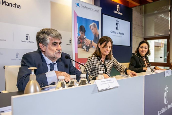El director general de Infancia y Familia, Gregorio Gómez, y la directora general de Inclusión Educativa y Programas, María Ángeles Marchante,y  la directora corporativa de Programas Sociales de Fundación La Caixa, Montserrat Buisán.