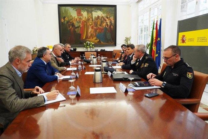 Reunión entre Muñoz, Fernández y Toscano, en la Delegación del Gobierno, para abordar el dispositivo policial conjunto para Navidad.