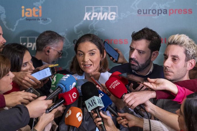 La ministra de Industria, Comercio y Turismo, Reyes Maroto, ofrece declaraciones a los medios durante la I Jornada de Turismo de Europa Press, a 14 de noviembre de 2022, en Madrid (España). 