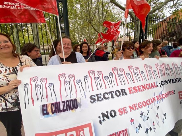 Archivo - Manifestación de trabajadores del calzado de Fuensalida.