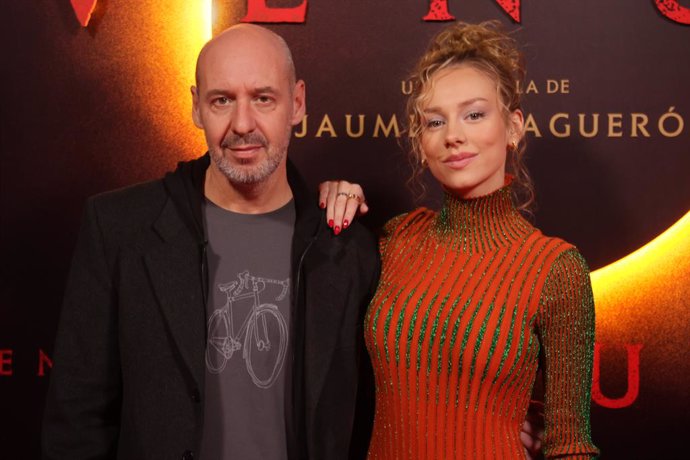 Jaume Balagueró y Ester Expósito posando durante la presentación de la película 'Venus', a 30 de noviembre de 2022, en Madrid (España). VENUS, escrita por Balagueró junto al dos veces nominado al Goya Fernando Navarro, es el segundo proyecto de The Fe