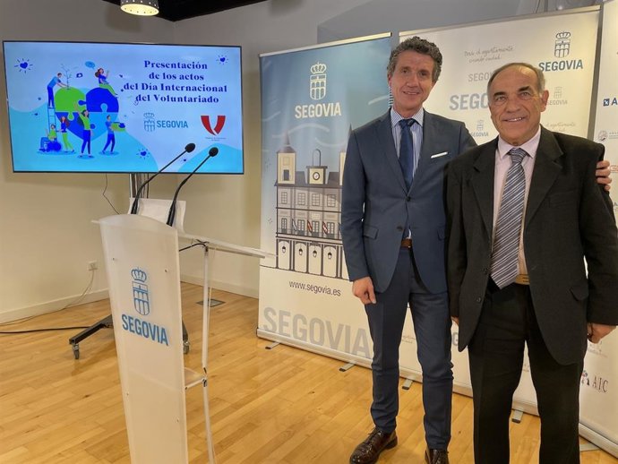 El concejal de Participación Ciudadana, Andrés Torquemada, y el presidente del Banco de Alimentos de Segovia, Rufo Sanz.